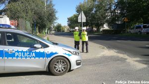 Dwójka policjantów patrolująca ulicę.