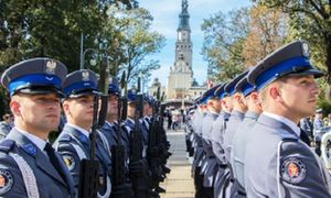 Grupa policjantów stojąca w szeregu.