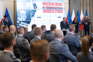 Grupa policjantów na uroczystości uhonorowania medalami imienia podkomisarza Policji Andrzeja Struja.