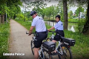 Policjanci jadący rowerami.