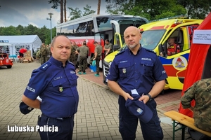 Policjanci przy busie do poboru krwi