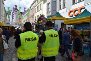 Policjanci na patrolu.