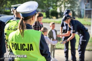 Policjanci na rozpoczęciu roku szkolnego w jednej ze szkół.