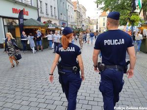 Policjanci patrolują rynek