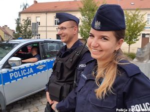 Policjantka i policjant a obok policjanci w radiowozie