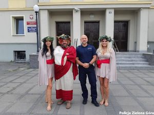 Bachus z bachantkami w Komendzie Miejskiej Policji w Zielonej Górze.