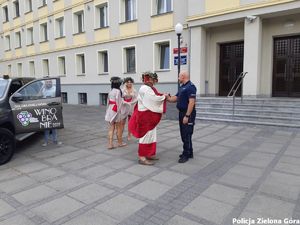 Bachus z bachantkami w Komendzie Miejskiej Policji w Zielonej Górze.