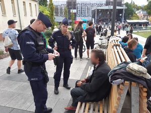 Policjanci wypisujący mandat.