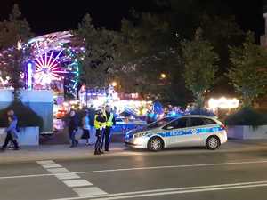 Policjanci pilnujący porządku na drodze.