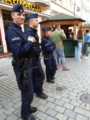 Pilnowanie porządku przez policjantów podczas Winobrania.