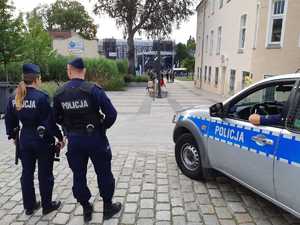 Obserwowanie otoczenia przez policjantów.