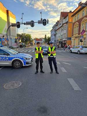 Policjant ruchu drogowego w asyście ucznia klasy policyjnej.