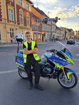 Uczeń klasy policyjnej przy motocyklu policyjnym.