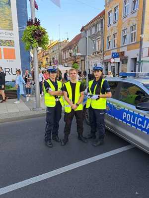 Policjantki z uczniem klasy policyjnej.