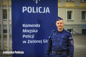 Policjant stojący przy Komendzie Miejskiej Policji  w Zielonej Górze.