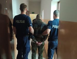 Zatrzymanie mężczyzny przez policjantów.