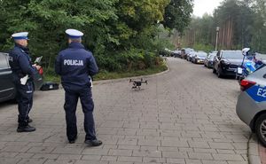 Policjanci przygotowują drona.