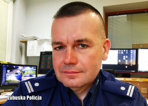 Zdjęcie policjanta który zatrzymał podejrzanego.