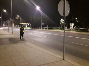 Policjantka mierzy prędkość nadjeżdżających samochodów.