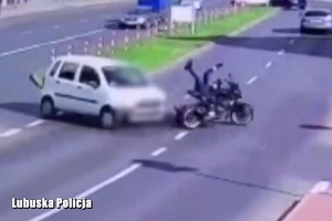 Moment zderzenia samochodu osobowego z motocyklem.