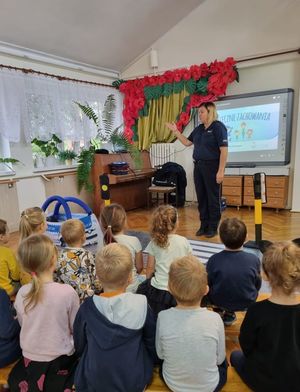 Policjantka uczy dzieci na temat bezpieczeństwa.