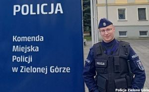 Zdjęcie policjanta który zatrzymał złodzieja.