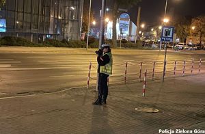 Policjantka patroluje jedną z głównych Zielonogórskich ulic.