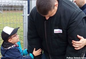 Policjant ubrany w strój ćwiczebny dla psa policyjnego.