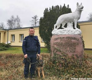 Zdjęcie policjanta wraz z jego psem.