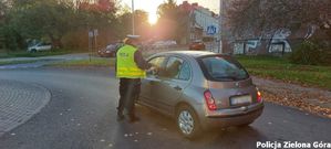 Policjantka sprawdza trzeźwość kierowcy samochodu osobowego.