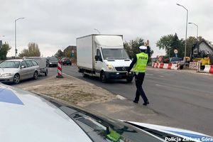 Policjant kontroluje ruch drogowy.