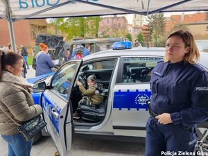 chłopiec siedzi w radiowozie policyjnym.
