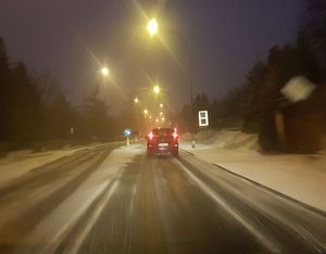Zdjęcie jadącego samochodu w trakcie zimy.