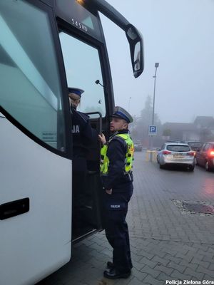 Policjant sprawdza bezpieczeństwo autokaru, aby wycieczka dotarła bezpiecznie do celu.