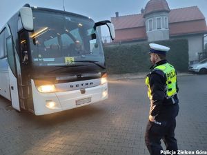 Policjant upewnia się że autokar jest zdatny do bezpiecznej jazdy.