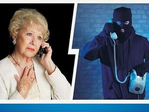 Starsza pani rozmawiająca z przestępcom przez telefon.