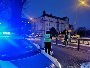 Policjant patroluje jedną z głównych ulic w Zielonej górze.