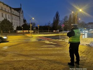 Policjant patroluje jedną z głównych ulic w Zielonej Górze.