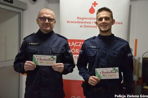 Dwójka policjantów z voucherami na choinkę.