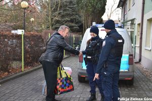 Mężczyzna dziękuje policjantom za pomoc