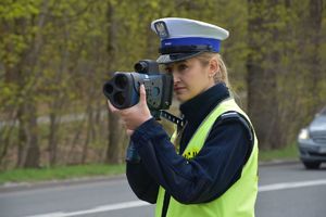 Policjantka z miernikiem prędkości.