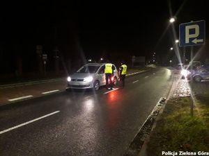 Dwójka policjantów zatrzymali kierowce samochodu osobowego.