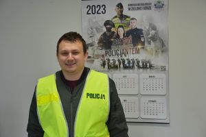 Zdjęcie policjanta który zatrzymał podejrzanego.