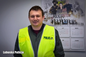 Zdjęcie policjanta który zatrzymał podejrzanego.