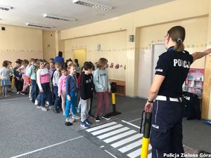 Policjantka ucząca dzieci jak bezpiecznie spędzić ferie.