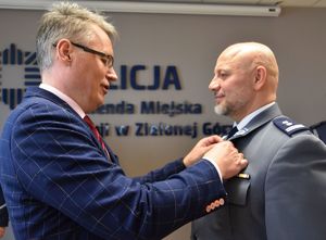 Prezydent miasta Zielona Góra wręcza odznakę zasłużonemu policjantowi.