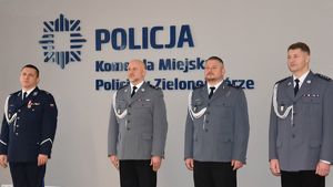 czwórka policjantów stojąca na baczność.