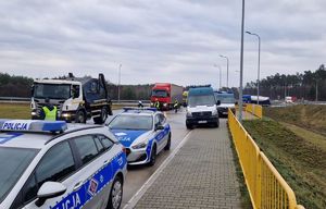 Policjanci ruchu drogowego badający trzeźwość kierowców.