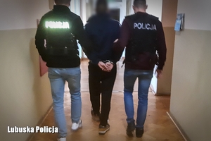 Dwójka policjantów prowadząca podejrzanego.