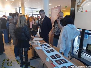 Studenci prawa wraz z policjantami podczas promocji zawodu policjanta.